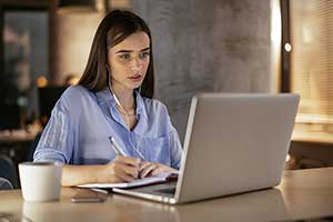 Junge-Frau-arbeitet-an-Notebook