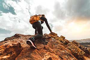 Junge-Frau-klettert-auf-Berg