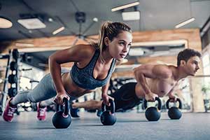 Paar trainiert mit Kettlebells